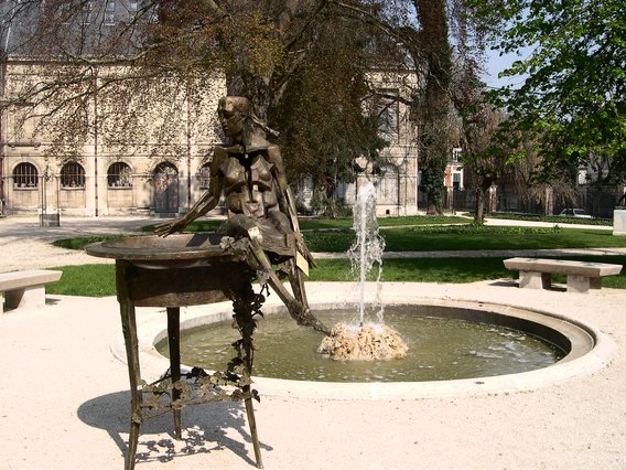  sculpture dans le square du musée